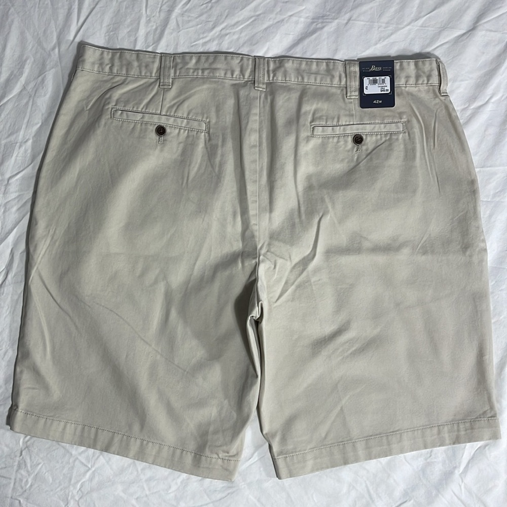 G.H. Bass & Co. mens stone khaki rugged flat front 10" chino shorts - size 42 - Picture 3 of 10